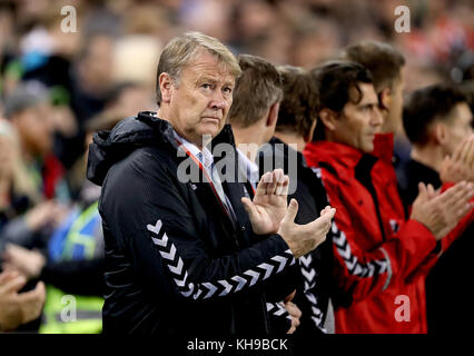 Dänemark-Cheftrainer Age Hareide (links) nach der Nationalhymne vor dem Play-off-Spiel zur FIFA-Weltmeisterschaft im zweiten Legspiel im Aviva-Stadion in Dublin. Stockfoto