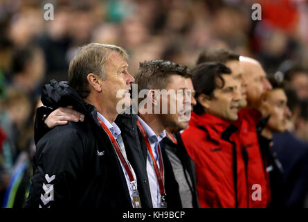 Denmark Head Coach Age Hareide (links) während der Nationalhymne vor dem Qualifikationsspiel der FIFA-Weltmeisterschaft im Aviva Stadium, Dublin. Stockfoto