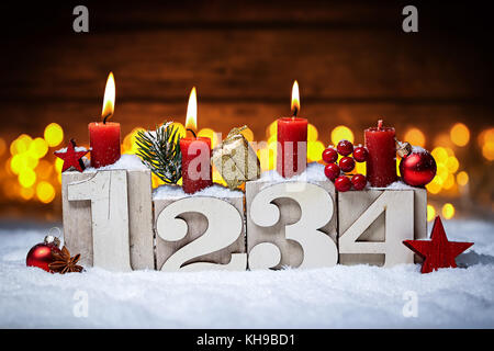 Dritter Sonntag im Advent Konzept xmas hellen Hintergrund mit Kerzen ball christbaumkugel Sterne Stockfoto