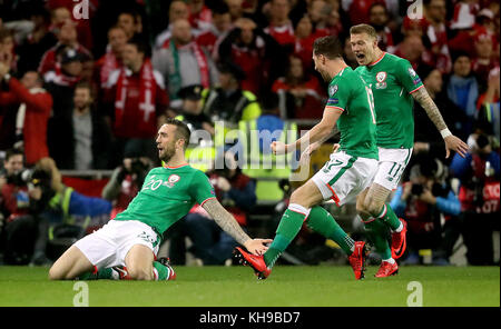 Shane Duffy (links), Irlands Republik, feiert das erste Tor seiner Spielmannschaft während des Qualifikationsspiels der FIFA-Weltmeisterschaft im zweiten Beinspiel im Aviva Stadium in Dublin. Stockfoto