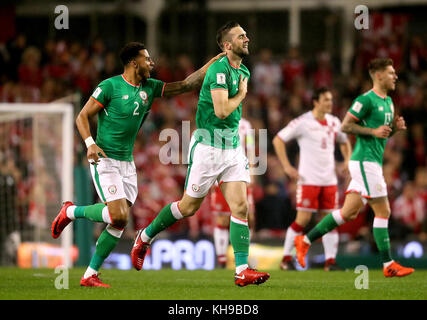 Shane Duffy (rechts), Irlands Republik, feiert das erste Tor seines Spielers während des Qualifikationsspiels der FIFA-Weltmeisterschaft im zweiten Beinspiel im Aviva Stadium in Dublin. Stockfoto