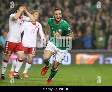 Shane Duffy, Irlands Republik, feiert das erste Tor seines Spielers während des Qualifikationsspiels der FIFA-Weltmeisterschaft 2018 im Aviva Stadium in Dublin. Stockfoto