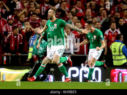 Shane Duffy, Irlands Republik, feiert im Aviva Stadium, Dublin, das erste Tor seiner Spielmannschaft während des Qualifikationsspiels der FIFA-Weltmeisterschaft. Stockfoto