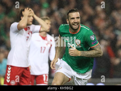 Shane Duffy, Irlands Republik, feiert das erste Tor seines Spielers während des Qualifikationsspiels der FIFA-Weltmeisterschaft 2018 im Aviva Stadium in Dublin. Stockfoto