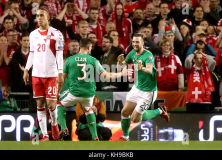 Shane Duffy (rechts), Irlands Republik, feiert das erste Tor seines Spielers während des Qualifikationsspiels der FIFA-Weltmeisterschaft im zweiten Beinspiel im Aviva Stadium in Dublin. Stockfoto