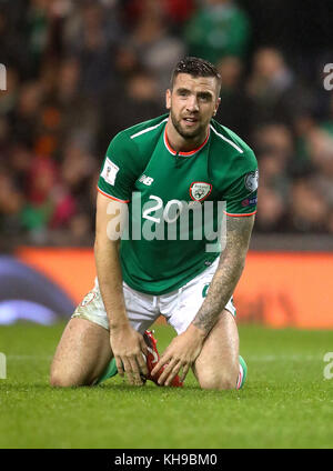 Shane Duffy, Irlands Republik, scheint während des Qualifikationsspiels der FIFA-Weltmeisterschaft im Aviva Stadium in Dublin niedergeschlagen zu sein. Stockfoto