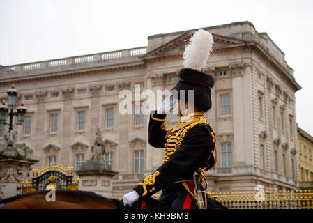 Salut an Prince of Wales von King's Truppe Royal Horse Artillery vorbei am Buckingham Palace London, Großbritannien Stockfoto