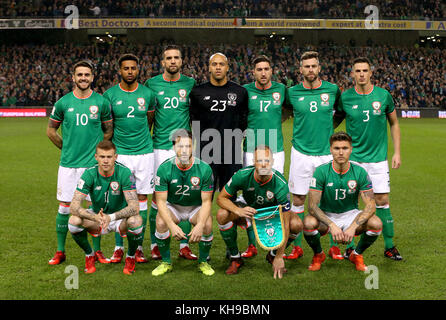 Die Spieler der Republik Irland posieren für ein Gruppenfoto vor dem Play-off-Spiel zur FIFA-Weltmeisterschaft im zweiten Legs im Aviva Stadium in Dublin. Stockfoto