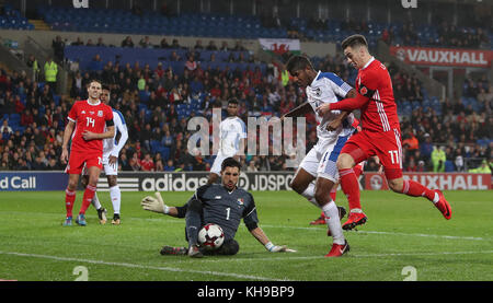 Der walisische Tom Lawrence (rechts) wird während des Internationalen Freundschaftsspiel im Cardiff City Stadium von Panamas Fidel Escobar angegangen. Stockfoto