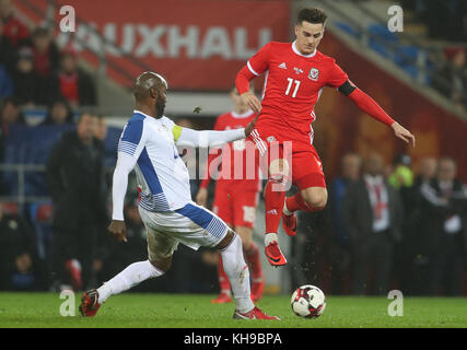 Wales Tom Lawrence (rechts) wird während des Internationalen Freundschaftsspiel im Cardiff City Stadium von dem Panamas, dem Famama, attackiert. Stockfoto