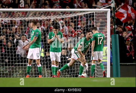 Shane Duffy (2. Rechts), Stephen ward (rechts), Robbie Brady (2. Links) und Jeff Hendrick (links) erscheinen dejceted, nachdem der Däne Christian Eriksen (nicht im Bild) beim Qualifikationsspiel der FIFA-Weltmeisterschaft im Aviva Stadium, Dublin, das dritte Tor seiner Seite erzielt hat. Stockfoto