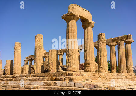 Tal der Tempel, Agrigento, Sizilien, Italien. Der Tempel von Juno im dorischen Stil stammt aus dem Jahr 450 v. Chr. Stockfoto