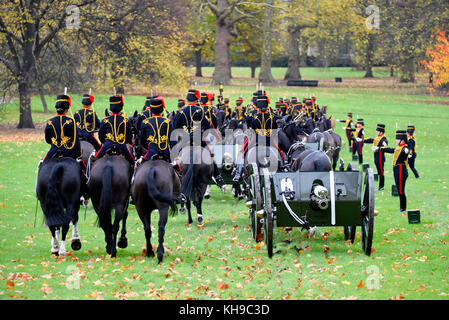 King's Truppe Royal Horse Artillery in Green Park London zum 69. Geburtstag des Prinzen von Wales 41. Herbstfarben Stockfoto
