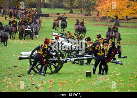 King's Truppe Royal Horse Artillery in Green Park London zum 69. Geburtstag des Prinzen von Wales 41. Herbstfarben Stockfoto