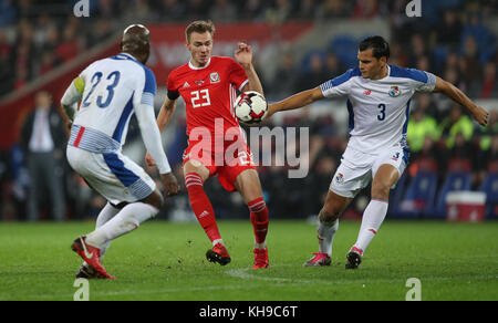 Ryan Hedges wird von Panamas Jan Carlos Vargas und Felipe Baloy während des internationalen Freundschaftsspiels im Cardiff City Stadium herausgefordert. Stockfoto