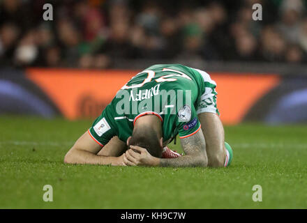 Shane Duffy, Irlands Republik, scheint während des Qualifikationsspiels der FIFA-Weltmeisterschaft im Aviva Stadium in Dublin niedergeschlagen zu sein. Stockfoto