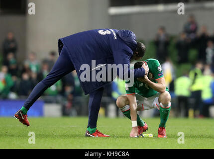 John O'Shea der Republik Irland (links) mit Stephen ward der Republik Irland (rechts) nach dem letzten Pfiff im Qualifikationsspiel der FIFA-Weltmeisterschaft im zweiten Beinspiel im Aviva Stadium, Dublin. Stockfoto