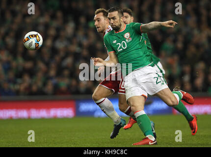 Der dänische Christian Eriksen (links) und der irische Shane Duffy kämpfen während des Qualifikationsspiels der FIFA-Weltmeisterschaft 2018 im Aviva Stadium in Dublin um den Ball. Stockfoto