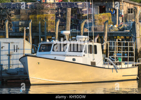 Lobster Boat docked im frühen Herbst in South Bristol, Maine, USA Stockfoto