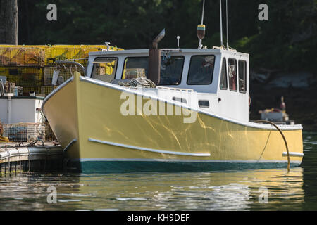 Lobster Boat docked im frühen Herbst in South Bristol, Maine, USA Stockfoto