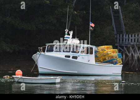 Lobster Boat docked im frühen Herbst in South Bristol, Maine, USA Stockfoto