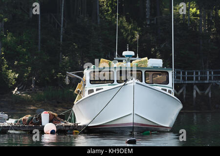 Lobster Boat docked im frühen Herbst in South Bristol, Maine, USA Stockfoto