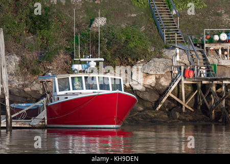 Lobster Boat docked im frühen Herbst in South Bristol, Maine, USA Stockfoto