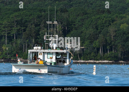 Lobster Boat Köpfe heraus für eine schöne Tage Arbeit in South Bristol, Maine, USA Stockfoto