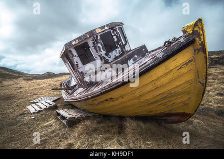 Alte Fischereifahrzeug in den Westfjorden, Island Stockfoto