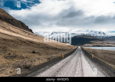 Sie suchen eine unbefestigte Straße in Island Stockfoto