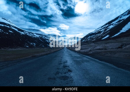 Moonlit Straße in Sudureyri, Westfjorde, Island Stockfoto