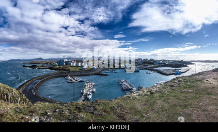 Panoramablick von Stykkisholmur an einem schönen Tag, Halbinsel Snaefellsnes, Island Stockfoto