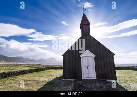 Sonne hinter Budakirkja Kirche Island Stockfoto