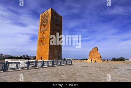 Hassan Turm im Innenhof der unvollendeten Moschee in Rabat Marokko bestimmt das größte Minarett der Welt. Stockfoto