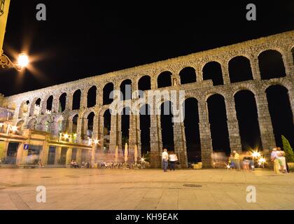 Nacht Blick auf berühmte Aquädukt in Segovia Castilla y Leon, Spanien. Stockfoto