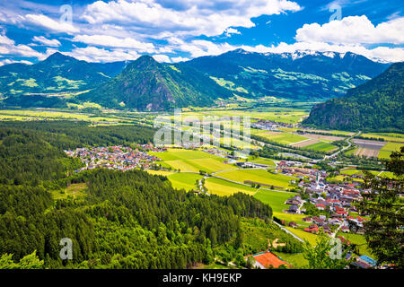 Inn River Valley und Stadt Wiesing, Inntal und Alpen in Tirol, Österreich Stockfoto