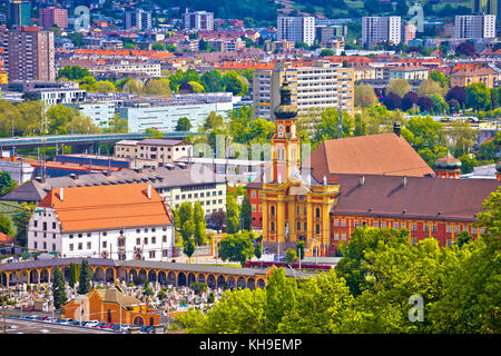 Panoramablick auf das Luftbild von Innsbruck in den Alpen, Tirol, Österreich Stockfoto