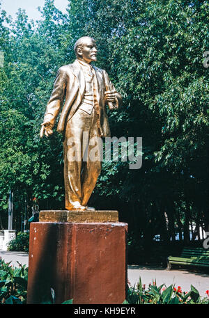 Statue von Wladimir Iljitsch Uljanov, andernfalls bekannt als Lenin, mit Blattgold bedeckt. Bild im August 1965 in Moskau getroffen. Stockfoto