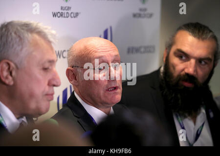 Sebastien Chabal (rechts) sieht zu, wie der Präsident des französischen Rugby-Verbandes, Bernard Laporte (Mitte), und der 2023-Kandidatur-Präsident Claude Atcher (links) während der Ankündigung der Rugby-Weltmeisterschaft 2023 im Royal Garden Hotel, Kensington, sprechen. Stockfoto