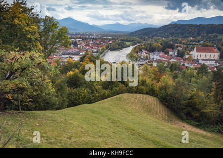 Mit Blick auf Bad Tölz mit dem Isar vom Kalvarienberg Stockfoto