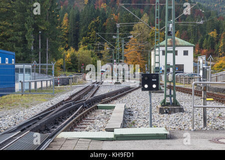 Warten auf die Zahnradbahn auf die Zugspitze im Bahnhof Eibsee Stockfoto