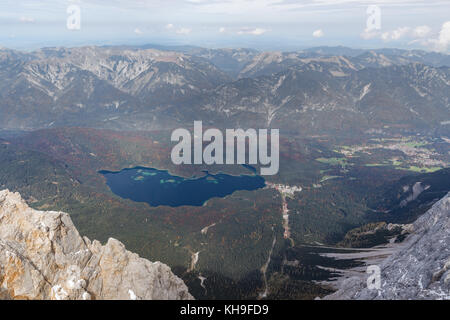 Blick auf den Eibsee, den See und die Umgebung, auf dem Gipfel der Zugspitze gesehen Stockfoto