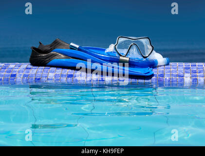 Scuba Mask mit blauen Brustflossen am Pool Hintergrund Stockfoto