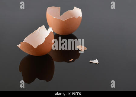 Gebrochene Eierschalen auf schwarzem Hintergrund Stockfoto