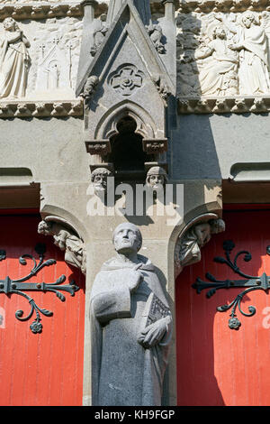 Steinschnitzerei Detail am Eingang zur Kathedrale Saint Pierre de Vannes Morbihan Frankreich Stockfoto