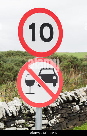 Trinken Sie nicht und fahren Sie das Straßenschild 10mph vor der Scapa Distillery, Kirkwall, Orkney, Schottland, Großbritannien Stockfoto