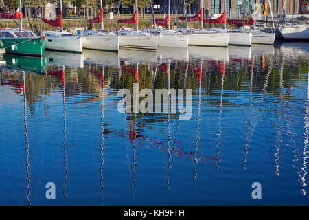 Die Flottille der Segelschule Les Glenan liegt in der Marina und im Hafen von Vannes Morbihan, Bretagne, Frankreich Stockfoto