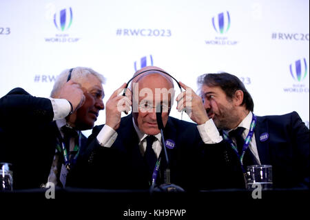 Frankreich 2023 BID Präsident Claude Atcher (links), Französisch Rugby Federation Präsident Bernard Laporte (Mitte) und Serge Simon (rechts) während der 2023 Rugby World Cup Host Union Ankündigung im Royal Garden Hotel, Kensington. DRÜCKEN Sie VERBANDSFOTO. Bilddatum: Mittwoch, 15. November 2017. Bildnachweis sollte lauten: John Walton/PA Wire. EINSCHRÄNKUNGEN: Nur für redaktionelle Zwecke. Keine kommerzielle Nutzung ohne vorherige Genehmigung. Stockfoto