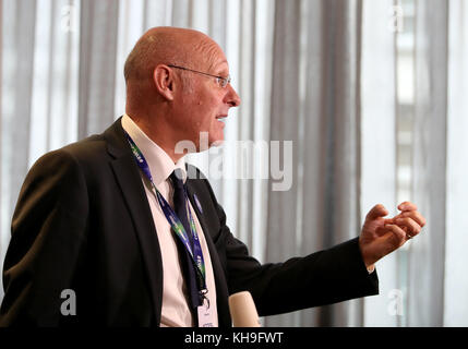 Bernard Laporte, Präsident des französischen Rugby-Verbandes, während der Ankündigung der Rugby-Weltmeisterschaft 2023 im Royal Garden Hotel, Kensington. DRÜCKEN SIE VERBANDSFOTO. Bilddatum: Mittwoch, 15. November 2017. Das Foto sollte lauten: John Walton/PA Wire. EINSCHRÄNKUNGEN: Nur für redaktionelle Zwecke. Keine kommerzielle Nutzung ohne vorherige Genehmigung. Stockfoto