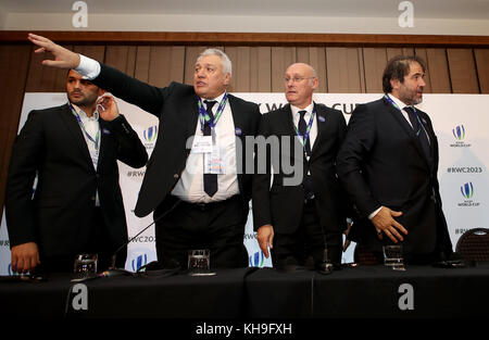 Claude 2023 Atcher (zweiter links), Präsident des französischen Rugby-Verbandes Bernard Laporte (zweiter rechts) und Serge Simon (rechts) bei der Bekanntgabe der Rugby-Weltmeisterschaft 2023 im Royal Garden Hotel, Kensington. DRÜCKEN SIE VERBANDSFOTO. Bilddatum: Mittwoch, 15. November 2017. Das Foto sollte lauten: John Walton/PA Wire. EINSCHRÄNKUNGEN: Nur für redaktionelle Zwecke. Keine kommerzielle Nutzung ohne vorherige Genehmigung. Stockfoto